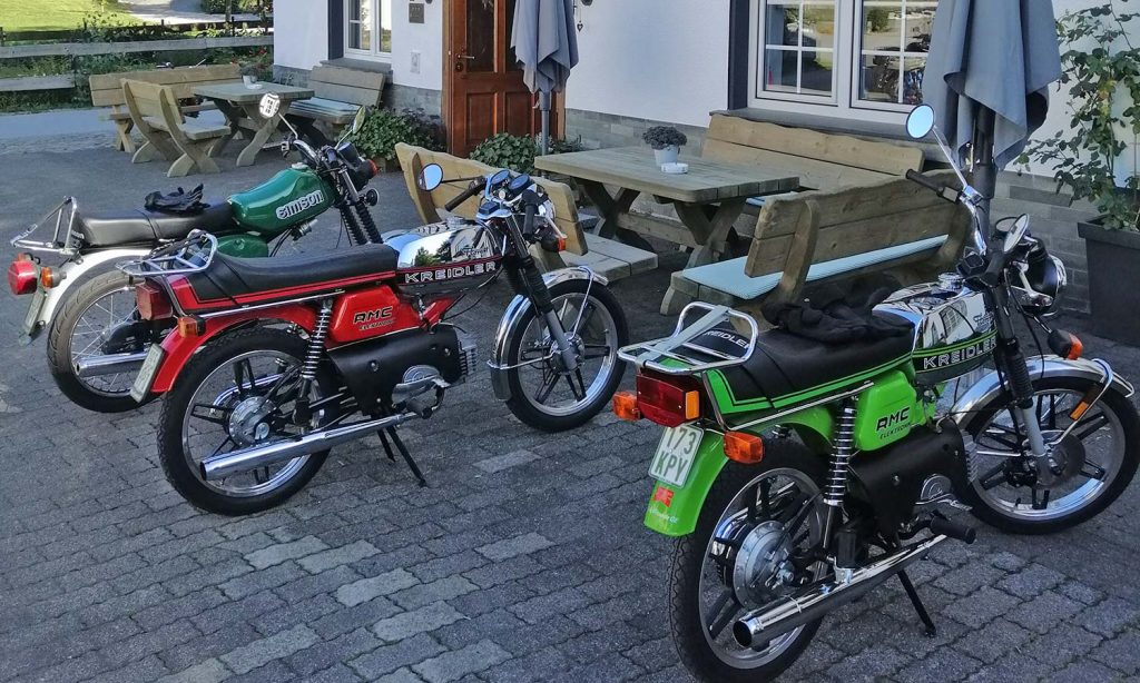 Bikerparadies im Grünen – Mopeds vor dem Klaukenhof im Sauerland