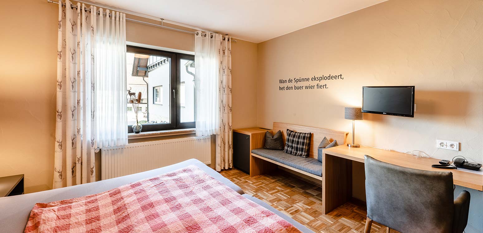 Beispiel für ein komfortables Hotelzimmer im Landhotel Klaukenhof mit Doppelbett und modernen Annehmlichkeiten