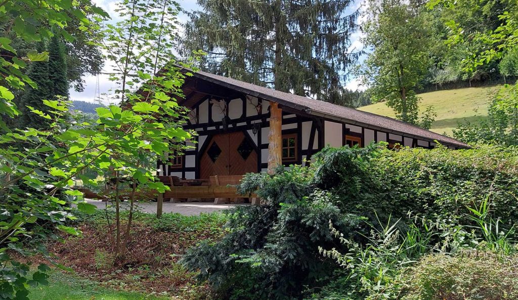 Sommerfeeling pur – die gemütliche Hütte am Klaukenhof lädt zum Verweilen ein