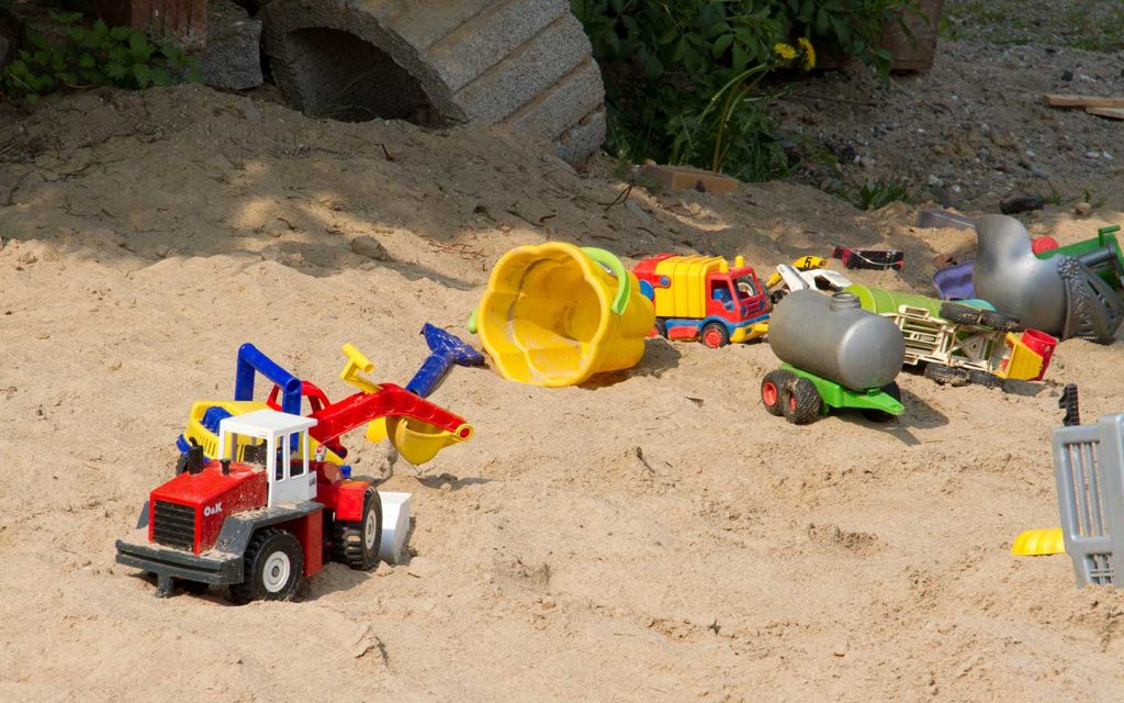 Sandkasten mit Spielzeug auf dem Gelände des Klaukenhofs – ideal für Familien mit Kindern.