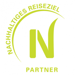 Logo „Partnerbetrieb Nachhaltiges Reisen“ – Kennzeichnung für umweltbewussten und verantwortungsvollen Tourismus