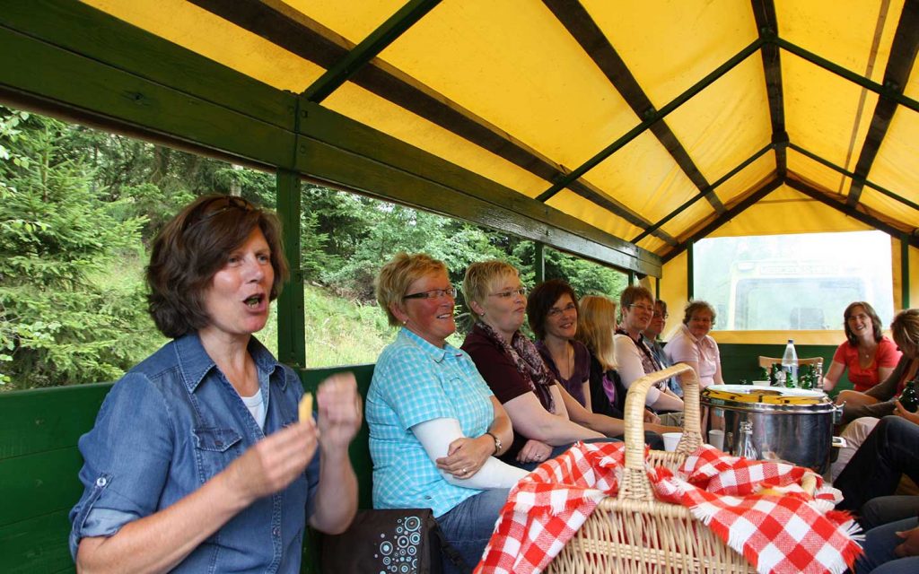 Gruppe auf Planwagenfahrt durch das Sauerland – gemeinsames Erlebnis in der Natur rund um den Klaukenhof.