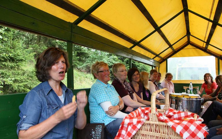 Gruppe auf Planwagenfahrt durch das Sauerland – gemeinsames Erlebnis in der Natur rund um den Klaukenhof.