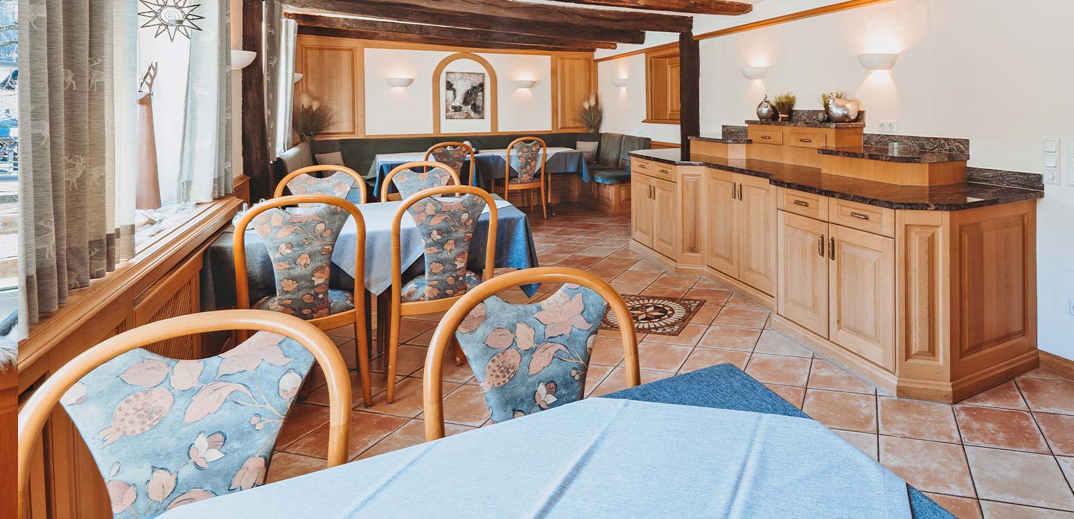 Innenansicht des Speiseraums im Landhotel Klaukenhof mit gedeckten Tischen und rustikalem Ambiente