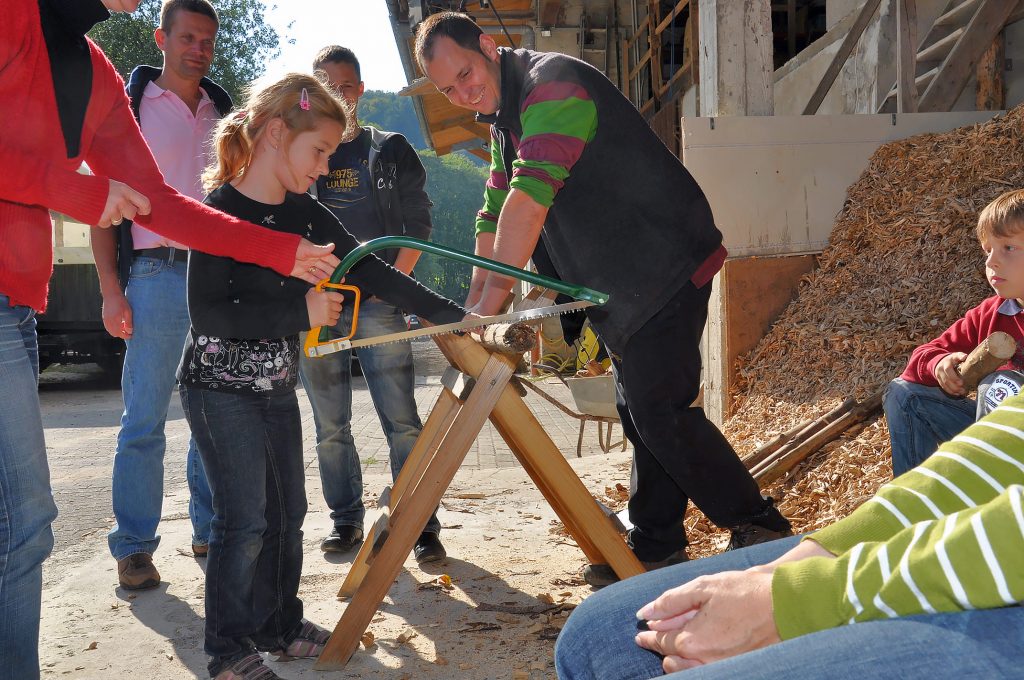 Kinder spielen im Freien vor dem Landhotel Klaukenhof im Sauerland – ideal für Familienurlaub mit Natur, Spiel und Spaß.