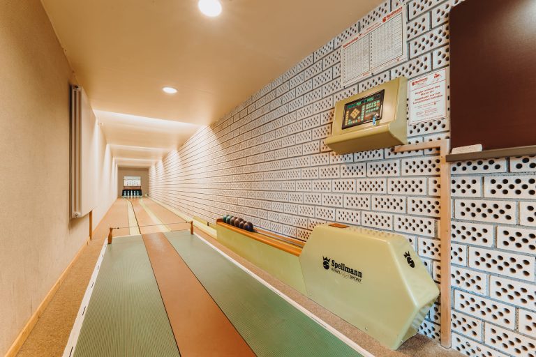 Moderne Kegelbahn im Hotel Klaukenhof im Sauerland – beliebte Freizeitaktivität für Gruppen, Familien und Vereine.