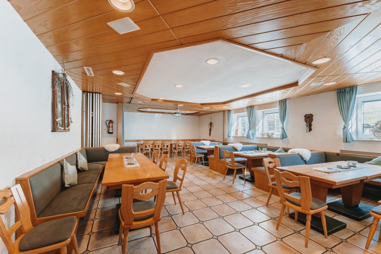 Gemütliche Hambergstube im Landhotel Klaukenhof mit regionalem Ambiente im Sauerland