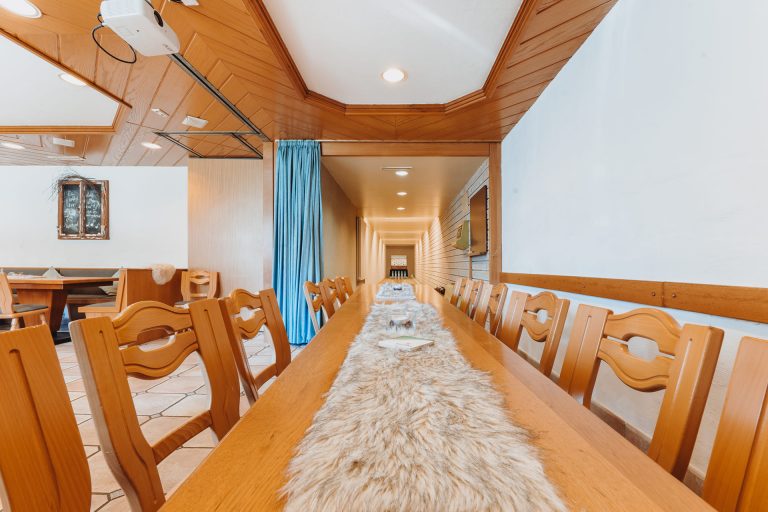 Gemütliche Hambergstube mit Zugang zur Kegelbahn im Landhotel Klaukenhof im Sauerland – ideal für gesellige Abende