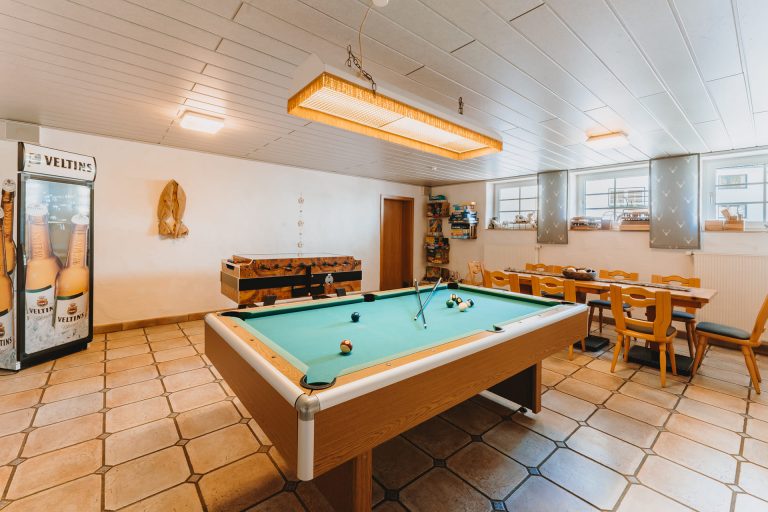 Spieleraum mit Billardtisch und Kicker im Landhotel Klaukenhof
