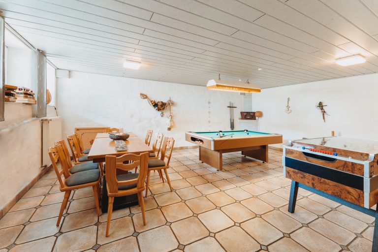 Spieleraum mit Billardtisch und Kicker im Landhotel Klaukenhof