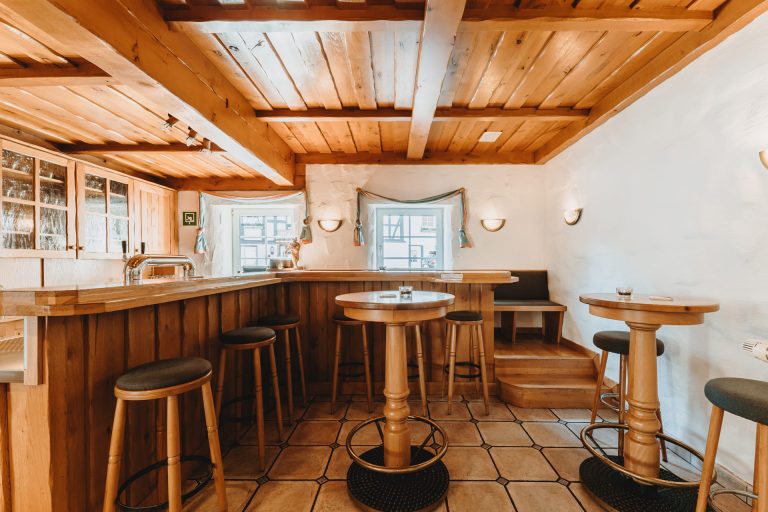 Gemütlicher Tresenbereich im Landhotel Klaukenhof im Sauerland – Treffpunkt für Gäste in entspannter, familiärer Atmosphäre.
