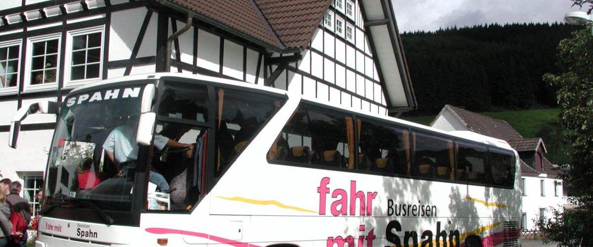 Reisebus vor dem Landhotel Klaukenhof, bereit für einen Firmenausflug oder eine Gruppenreise