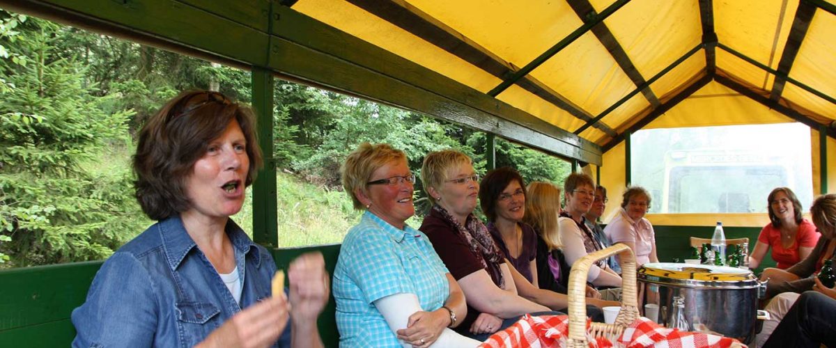 Gruppe auf Planwagenfahrt durch das Sauerland – gemeinsames Erlebnis in der Natur rund um den Klaukenhof.